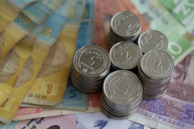 Birkaç yığın Ukrayna parası eski Hryvnia banknotlarının üzerinde yatıyor.