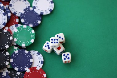 Kumarhanedeki poker masasında kumar oyunu. Başarılı bir zar kombinasyonu bir sürü kazanan fiş getirdi.