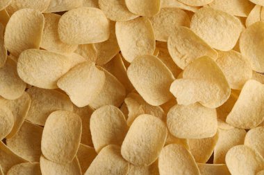 Ev yapımı Paprika aromalı Patates cipsi, en iyi manzara. Dümdüz, tepeden, yukarıdan