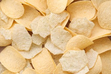 Ev yapımı Paprika aromalı Patates cipsi, en iyi manzara. Dümdüz, tepeden, yukarıdan