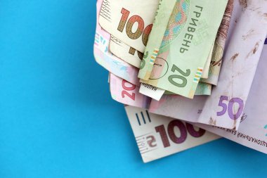 Büyük miktarda Ukrayna Hryvnia para banknotları. Buruşmuş Ukrayna banknotları yığını kapanıyor.