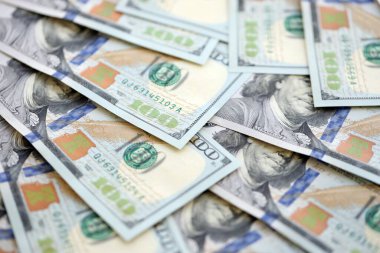 Bir sürü Amerikan doları yığını var. Birleşik Devletler para banknotları kapanıyor