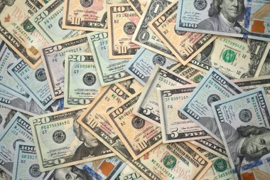 Büyük miktarlarda farklı banknotlar kapanıyor. Yüz elli yirmi on ve beş dolarlık banknotlar istiflendi.