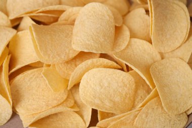 Ev yapımı Paprika aromalı Patates cipsi, en iyi manzara. Dümdüz, tepeden, yukarıdan