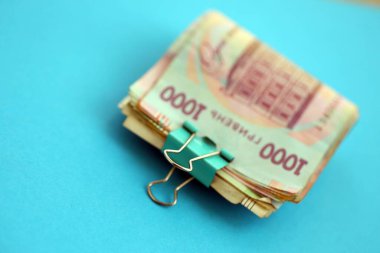 Açık mavi kağıt üzerine Ukrayna para faturaları yakın plan