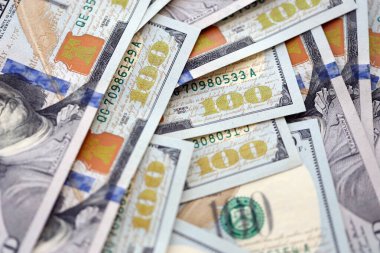 Bir sürü Amerikan doları yığını var. Birleşik Devletler para banknotları kapanıyor