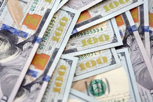 Bir sürü Amerikan doları yığını var. Birleşik Devletler para banknotları kapanıyor