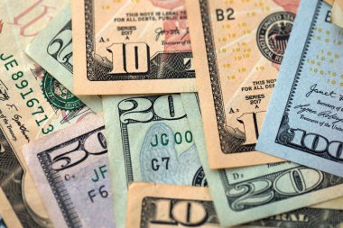 Büyük miktarlarda farklı banknotlar kapanıyor. Yüz elli yirmi on ve beş dolarlık banknotlar istiflendi.