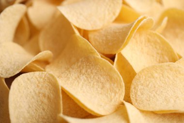 Ev yapımı Paprika aromalı Patates cipsi, en iyi manzara. Dümdüz, tepeden, yukarıdan