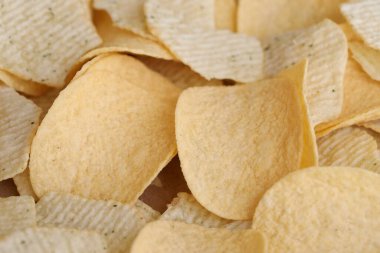 Ev yapımı Paprika aromalı Patates cipsi, en iyi manzara. Dümdüz, tepeden, yukarıdan