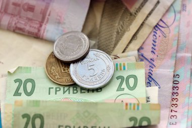 Büyük miktarda Ukrayna Hryvnia para banknotları. Buruşmuş Ukrayna banknotları yığını kapanıyor.