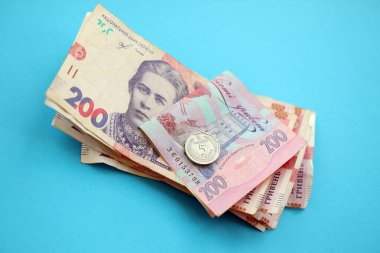 Açık mavi kağıt üzerine Ukrayna para faturaları yakın plan