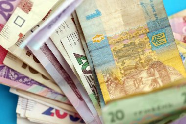 Açık mavi kağıt üzerine Ukrayna para faturaları yakın plan