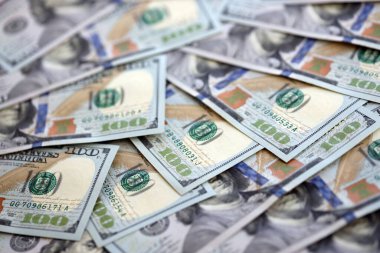 Bir sürü Amerikan doları yığını var. Birleşik Devletler para banknotları kapanıyor