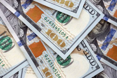 Bir sürü Amerikan doları yığını var. Birleşik Devletler para banknotları kapanıyor