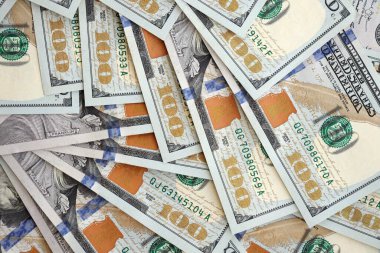 Bir sürü Amerikan doları yığını var. Birleşik Devletler para banknotları kapanıyor