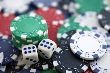 Kumarhanedeki poker masasında kumar oyunu. Başarılı bir zar kombinasyonu bir sürü kazanan fiş getirdi.