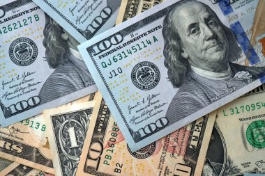 Büyük miktarlarda farklı banknotlar kapanıyor. Yüz elli yirmi on ve beş dolarlık banknotlar istiflendi.