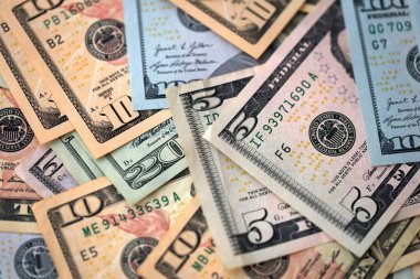 Büyük miktarlarda farklı banknotlar kapanıyor. Yüz elli yirmi on ve beş dolarlık banknotlar istiflendi.