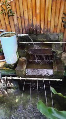 Bahçe için uygun estetik yapay çeşme.