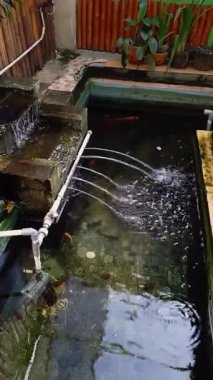 Bahçe için uygun estetik yapay çeşme.