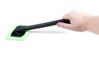 Beyaz arka planda mikrofiber ile ön cam temizleme aracı kullanan bir kişinin eli