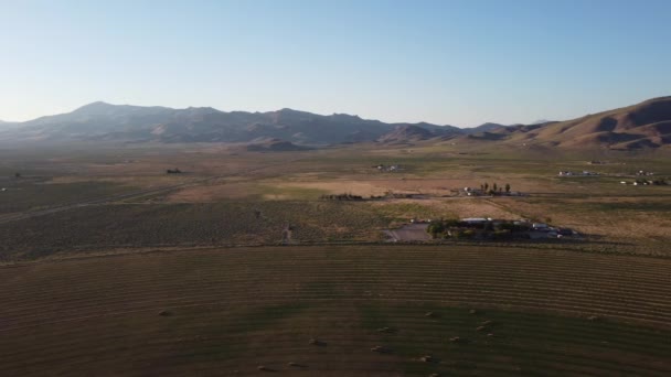 Derecha Sobre Gran Valle Rural Con Granjas Producción Heno Nevada — Vídeos de Stock