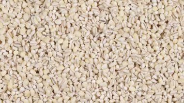 Pişmemiş susuz arpa incilerini saat yönünde döndür.