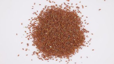 Kahverengi ve yeşil kurutulmuş tere tohumları saat yönünde dönüyor - yüzeysel alan derinliği.