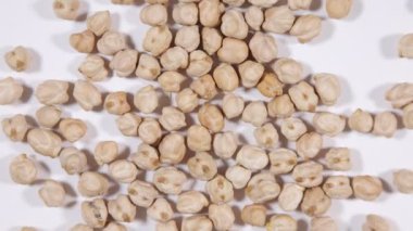 Kurutulmuş garbanzo çekirdekleri saat yönünde dönüyor - yüzeysel alan derinliği.