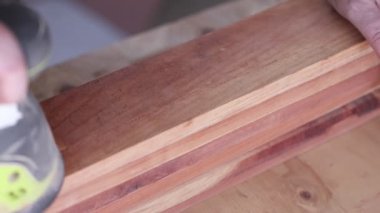 Yörüngesel zımparalama için elleriniz bitmemiş sedir ağacını sabit tutun..