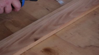 Propan meşale dalgaları yavaş çekimde tahtanın yüzeyinde ileri geri hareket eder.