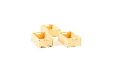 Beyaz üzerine izole edilmiş üç oyuncak ahşap elma kutusu.