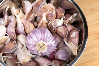 Mor ve beyaz kafalar ve sarımsak karanfilleri