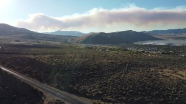 HWY 395 yakınlarındaki İHA uçuşu Nevada semalarında Loyalton yakınlarındaki Ayı yangınından yükselen dumanlar gösteriyor.