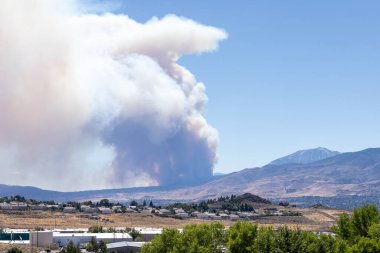 Kuzey Vadisi 'nden Reno Nevada' da büyük bir yangın dumanı görüldü. Davis ateşi.