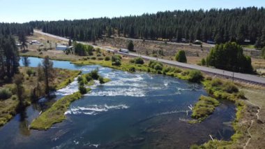 97. otoyoldaki Klamath Şelalesi yakınlarındaki Sprague Nehri 'nde kabarcıklar tembelce kıvrılır.