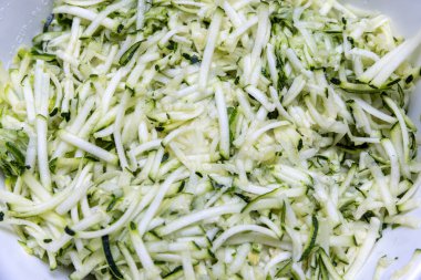 Beyaz bir kasede doğranmış çiğ kabak.