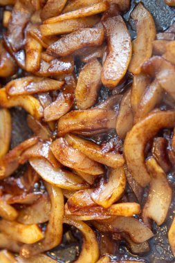 Elmalı turta ve baharatlı tavada kızartılmış kabaktan yapılmış sahte elmalar.