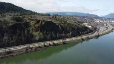 İnsansız hava aracı 84 nolu otoban trafiğini takip ederek Oregon Nehri 'ne giriyor ve köprüyü geçip Washington' a gidiyor.