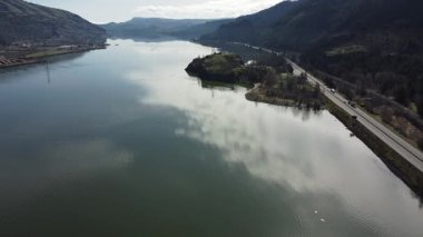 Kolombiya nehri üzerinden Koberg Plajı Eyalet Dinlenme Alanı 'na giden İHA uçuşu.