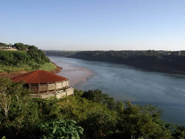 Brezilya, Paranguay ve Arjantin 'in üç sınırında Parana Nehri