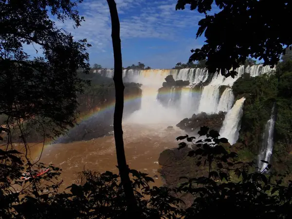 İguazu Şelalesi 'nin gökkuşaklı bir portresi.