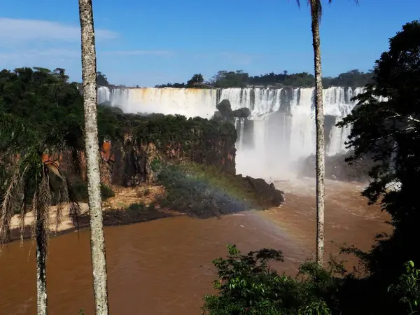 İguazu Şelalesi 'nin gökkuşaklı bir portresi.