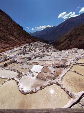 Peru 'daki baş döndürücü Maras tuzluğu eski bir tuz çıkarma metodunu gösteriyor..