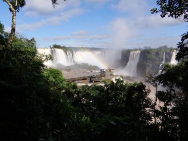 Göz kamaştırıcı Iguazu Şelalesi manzarası sisli spreyin üzerinde güzel bir gökkuşağı yayılıyor..