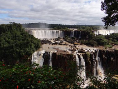 Güçlü şelaleler Brezilya 'nın göz kamaştırıcı bir doğa harikası olan Iguazu Şelaleleri' nde yemyeşil sularda çağlıyor..