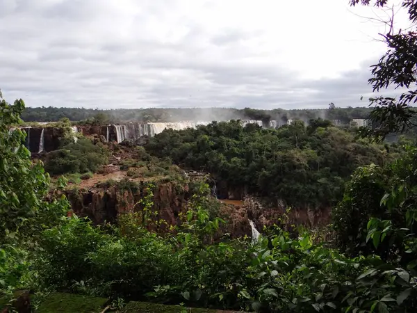 Sersemletici Iguazu Şelalesi sisteminin geniş görüşü yemyeşil..
