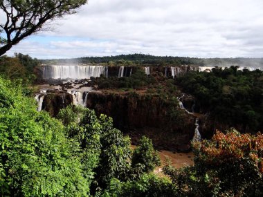 Güçlü ve güzel şelaleler yemyeşil bitki örtüsüyle çevrili. Gerçekten etkileyici bir doğa harikası..