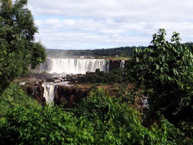 Güçlü ve güzel şelaleler yemyeşil bitki örtüsüyle çevrili. Gerçekten etkileyici bir doğa harikası..